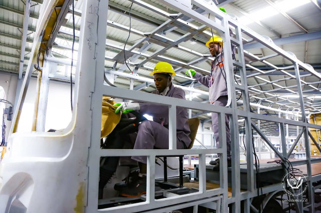 Kinshasa : Félix Tshisekedi inaugure une usine de montage de bus de marque Mercedes Benz