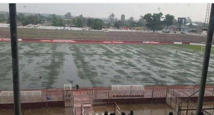 Stade de l’unité sous eaux des pluies_ph des droits tiers