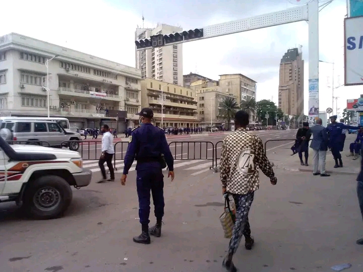 Kinshasa : 4 éléments de la police blessés lors du Sit-in organisé par l'opposition devant le siège national de la CENI