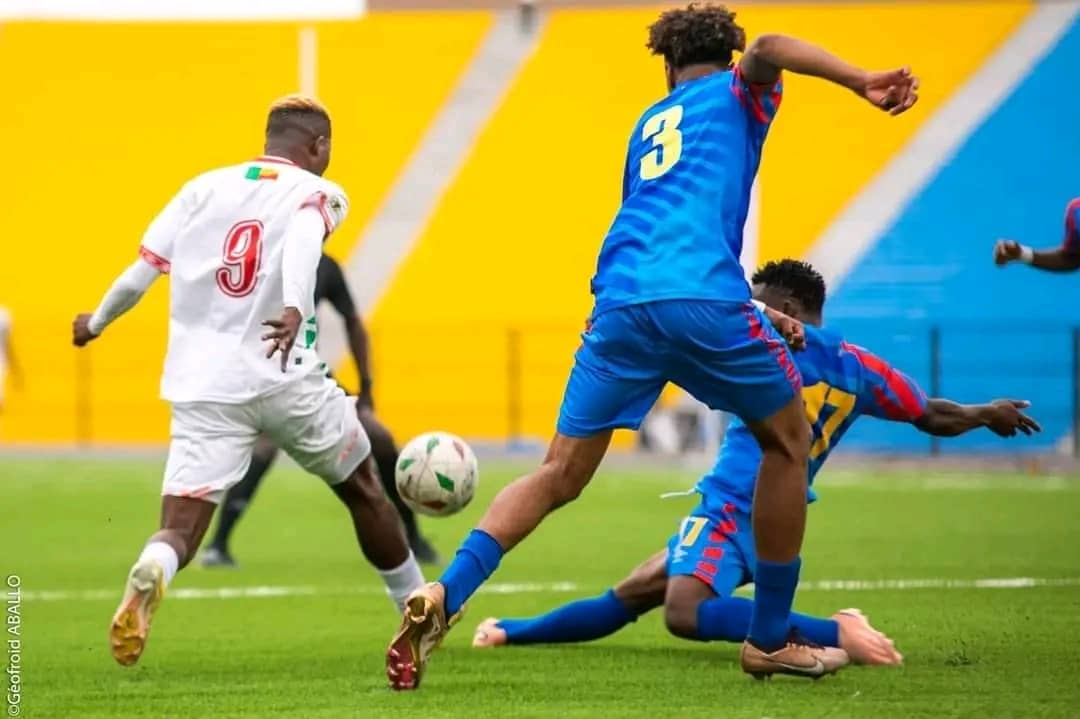 Duel entre un joueur congolais et un joueur béninois au Stade Tata Raphaël de Kinshasa