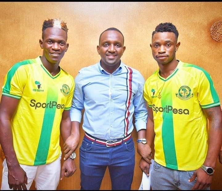 Rossein Tusila et Mukoko Tonombe, avec au milieu, le représentant de Young Africa. Les deux anciens joueurs de Vclub ont signé un contrat de 2 ans avec le club tanzanien. Photo Vclub.