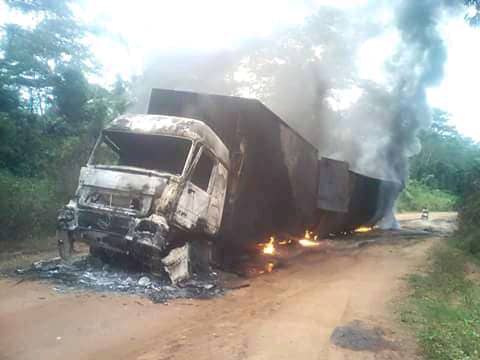 Camion humanitaire en feu_ph des droits tiers