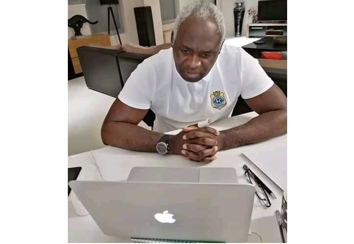 Sengi Biembe Selectioneur de Leopards A foot