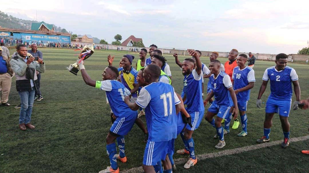 Rangers sacré champion de l'entente urbaine célébrant sa victoire.