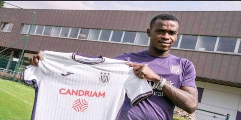 Isaac Tshibangu présenté officiellement à Anderlecht_photo des droits tiers