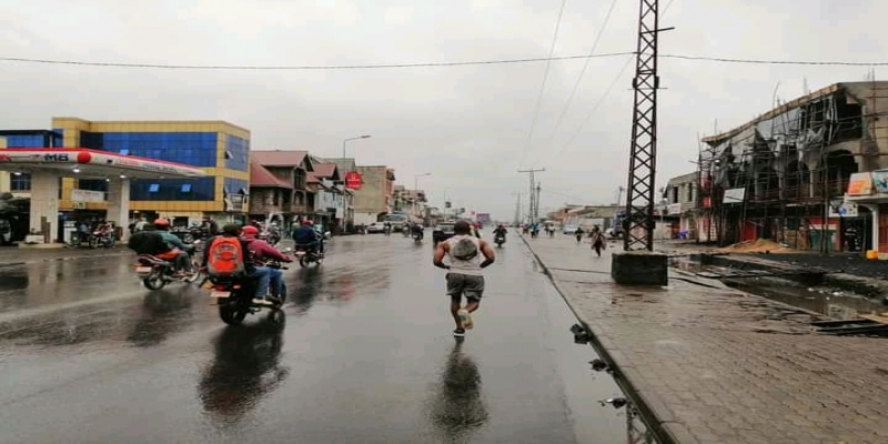 Goma vue d'un motard