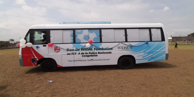 FC Amani la Police doté d’un grand bus, don de la fondation Widal_photo tiers