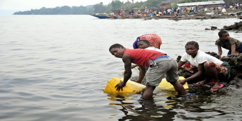 Approvisionnement en eau potable au bord du lac Kivu _ Goma _ cause de la p_nurie d'eau dans la ville. Photo MONUSCO Tony NTUMBA