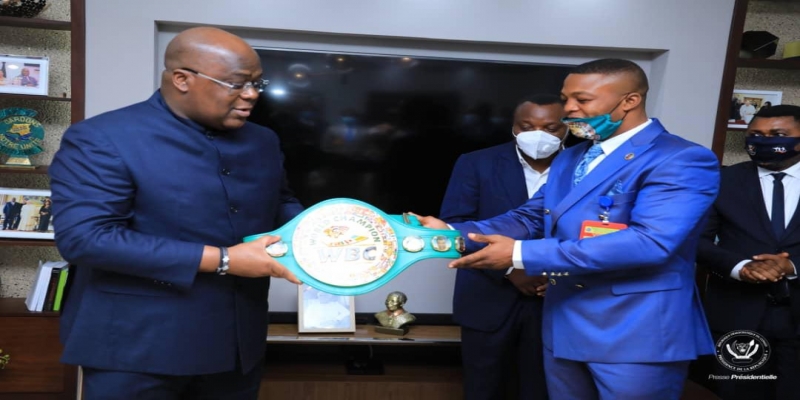 JUNIOR MAKABU AVEC SA NOUVELLE CEINTURE CHEZ FÉLIX TSHISEKEDI