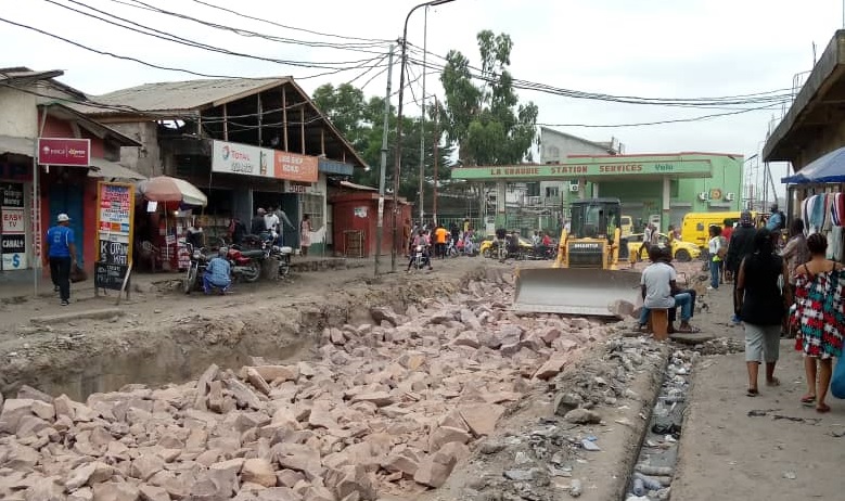 la route Kimwenza à Kalamu