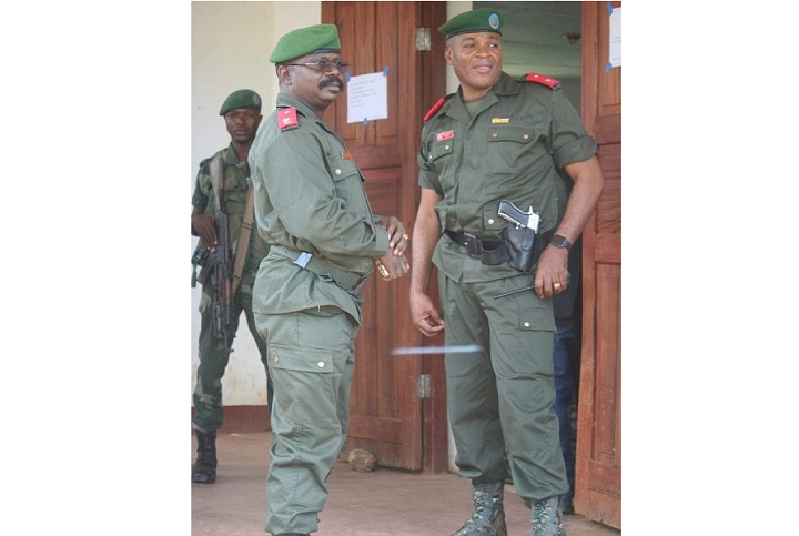 Mairie de Beni. Les gén. Marcel. Mbangu et Fall Sikabwe à la fin de leur exposé. Archives les Coulisses