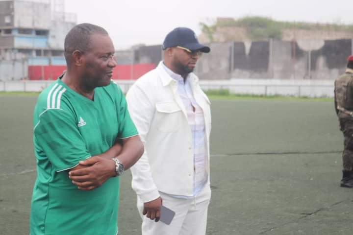 En vert, Barthélémy Ngatsono et Paul Kasembele, en blanc