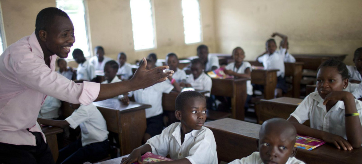 enseignant dans une salle de classe_ph des droits tiers