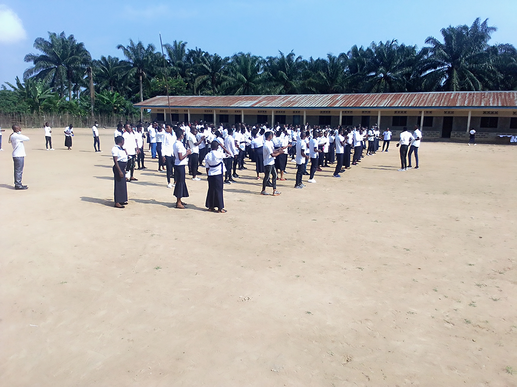 Élèves dans la cours d'une école a Yangambi